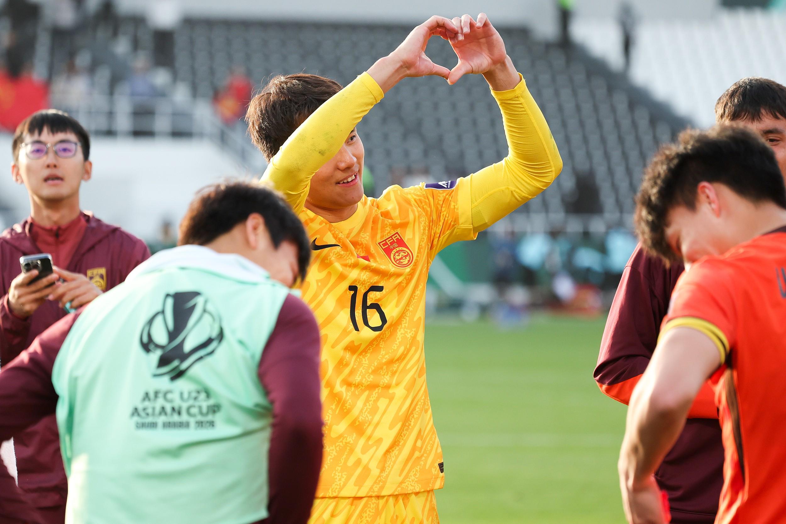 B体育-比赛中险自摆乌龙，拜合拉木赛后现身李昊社媒评论：门神